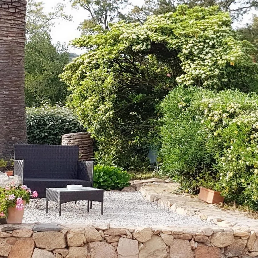 B & B Gli Oleandri San Pantaleo Couette-café